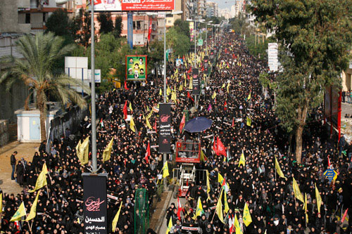 multitud que conmemora Ashura en Dahiye